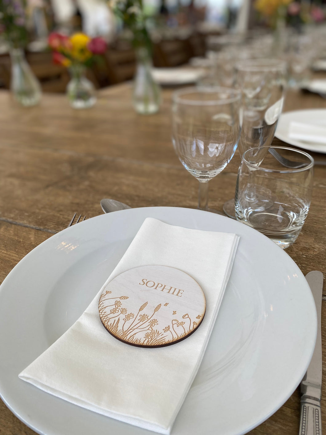 Meadow Round White Wood Wedding Place Setting